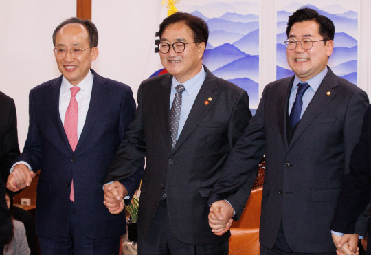 우원식 국회의장과 추경호(왼쪽) 국민의힘 원내대표, 박찬대(오른쪽) 더불어민주당 원내대표가 지난달 26일 국회에서 열린 여야 원내대표 회동에서 기념촬영을 하고 있다. [공동취재]